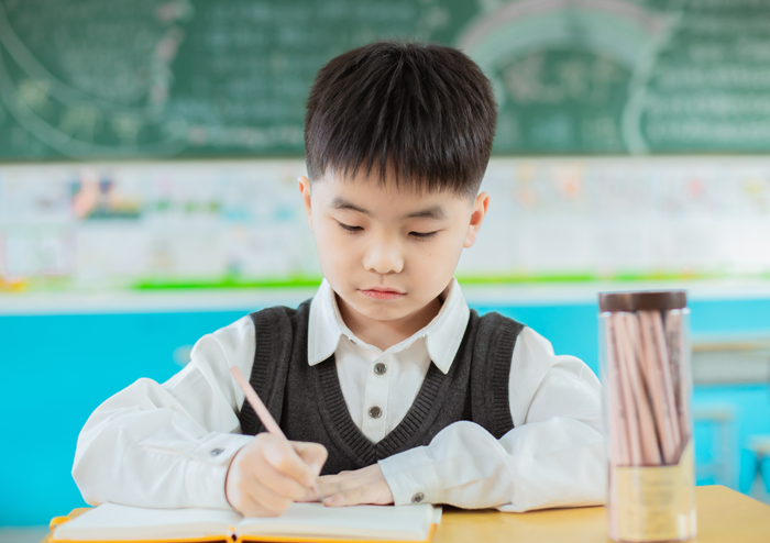 华裔孩子写汉字，你永远想不到孩子下一笔落在什么地方